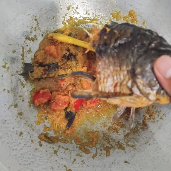 Masukkan ikan goreng