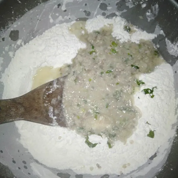 Tuang rebusan ikan kedalam bahan tepung uleni sampai rata lalu bungkus dengan kulit pangsit.