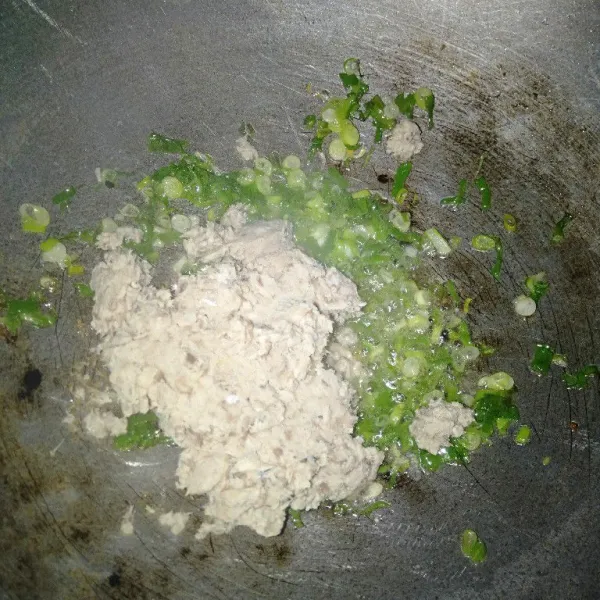 Lanjut masukkan daging ikan pindang yg sudah dihaluskan.