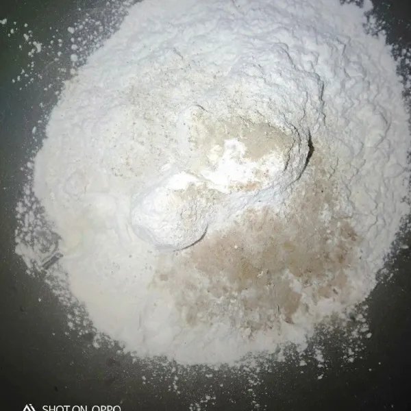 Campur tepung terigu dan tapioka seasoning dengan garam dan kaldu bubuk secukupnya.
