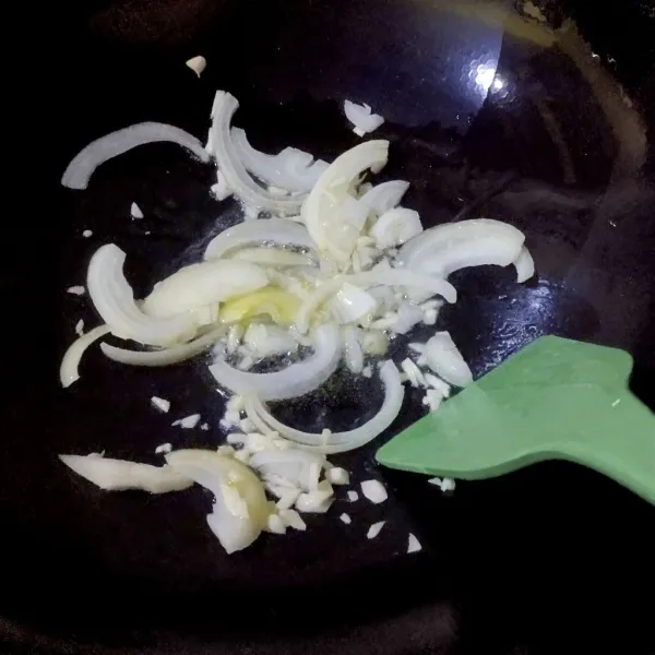 Panaskan minyak dan tumis duo bawang hingga harum.