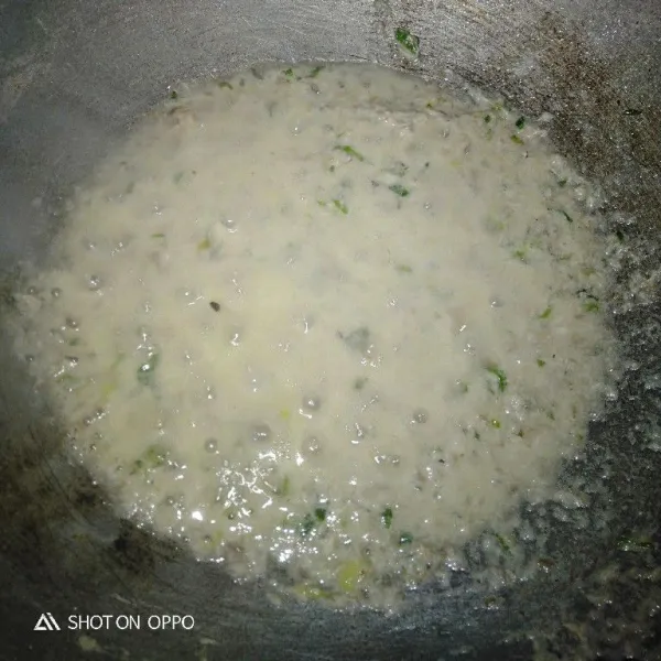 Tambahkan 400ml air masak hingga mendidih.