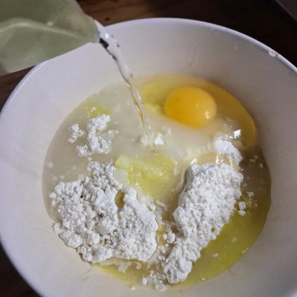 Tuang air secara bertahap.