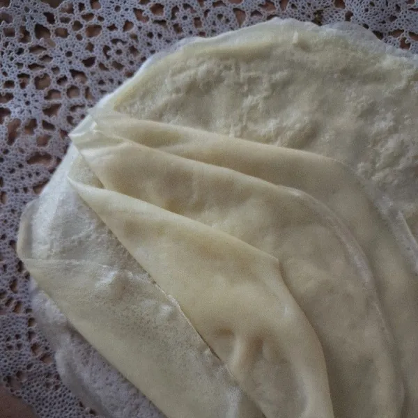 Gunakan talenan bulat untuk kulit lumpia yang telah matang dari teflon, langsung dsri teflon dibalik ke atas talenan, sambil didinginkan bisa dilanjutkan membuat kulit berikutnya di teflon.