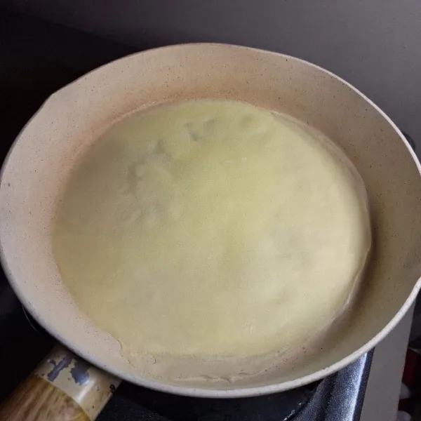 Panaskan teflon, gunakan tisu sapukan dengan minyak tipis tipis, tuang adonan, diamkan hingga adonan set dan bisa di angkat.