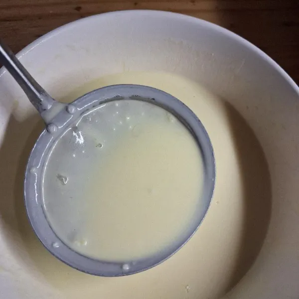 Ssring adonan supaya tidak ada yang menggerindil atau menggumpal.