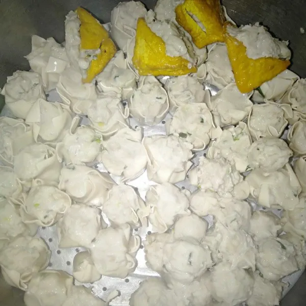 Langkah selanjutnya kukus siomay sampai matang.