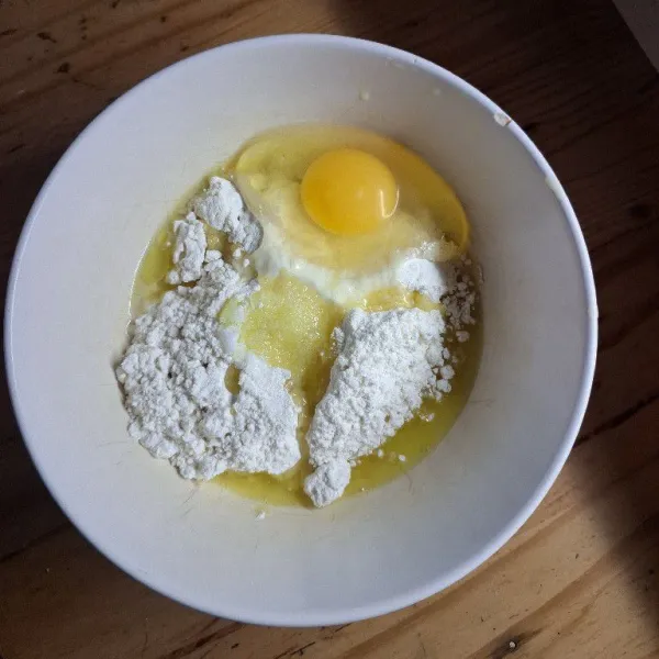 Campur tepung, telur, garam, minyak dalam wadah atau mangkok yang lebar.