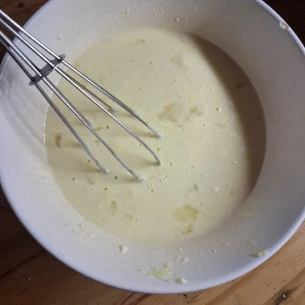 Aduk menggunakan whisk hingga adonan tercampur rata hingga air habis.