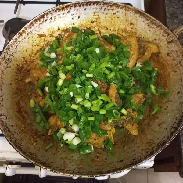 Masukan irisan bawang daun, kecilkan api