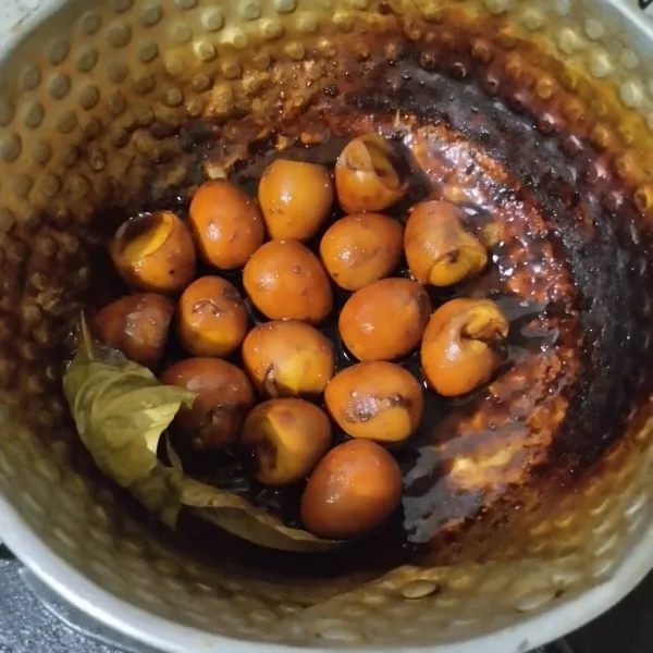 Masak hingga asat dan bumbu tercampur merata.