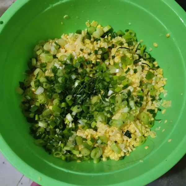 Campurkan jagung serut, daun jeruk dan daun bawang.