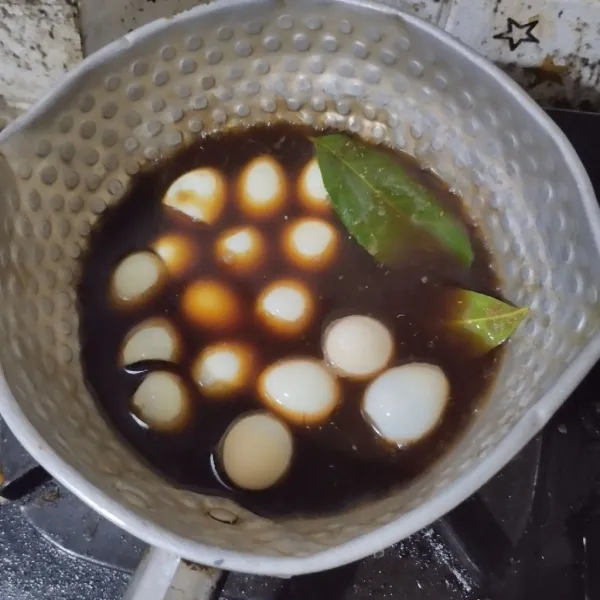 Masukkan telur puyuh.