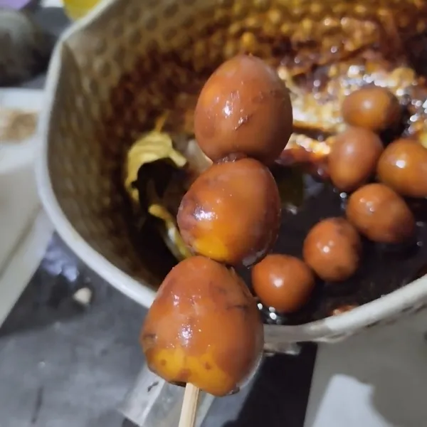 Masukkam ke dalam tusukan sate.