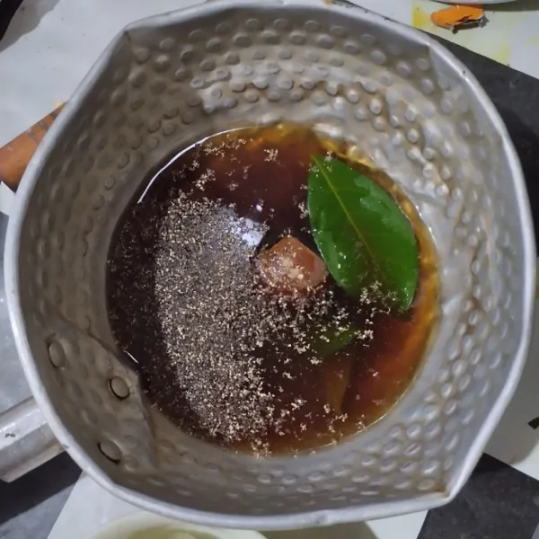Campurkan air, kecap manis, gula merah, garam, ketumbar dan daun salam. Rebus hingga mendidih.