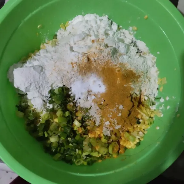 Tambahkan tepung, bunbu marinasi, garam dan bawang putih bubuk.