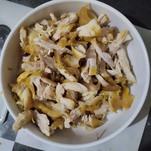 Goreng paha ayam fillet lalu suwir-suwir.