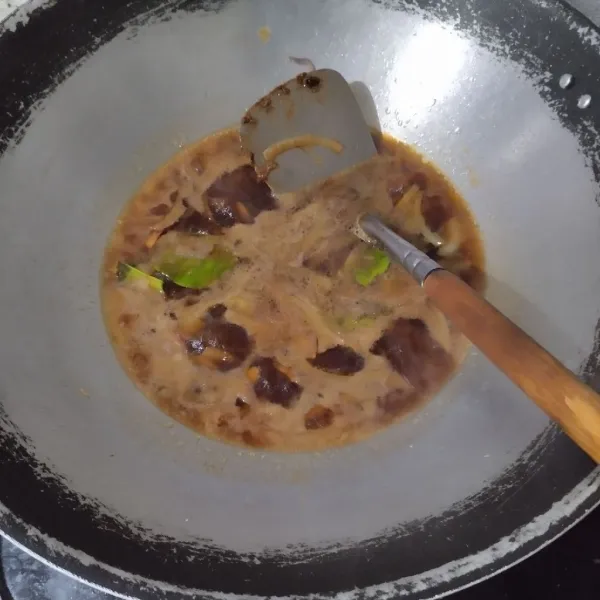 Tambahkan air, garam, kaldu bubuk, lada bubuk, kecap manis, saus tiram dan saus sambal. Biarkan mendidih.