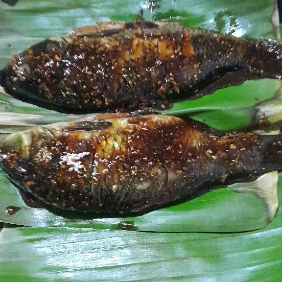 Setelah 25 menit, siapkan teflon lalu alasi dengan daun pisang, letakan ikan mas diatas daun pisang lalu bakar.