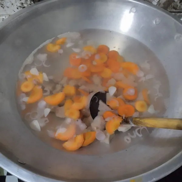 Tambahkan bakso, masak hingga mendidih kembali.