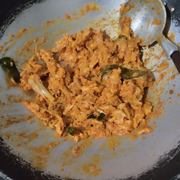 Masak hingga santan asat dan bumbu meresap. Tes rasa.