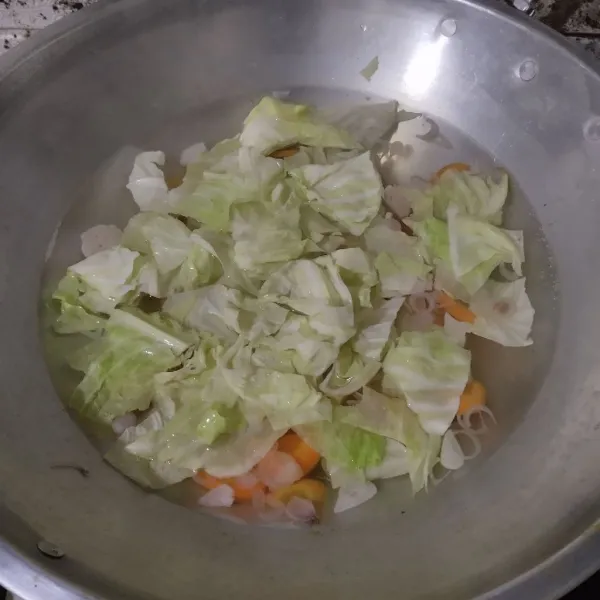 Tambahkan kol, masak hingga wortel empuk.