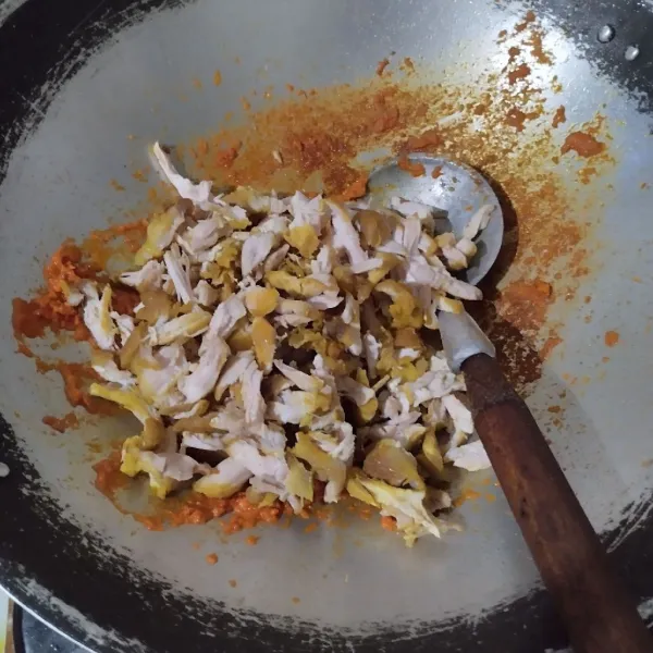 Masukkan ayam suwir. Aduk rata.
