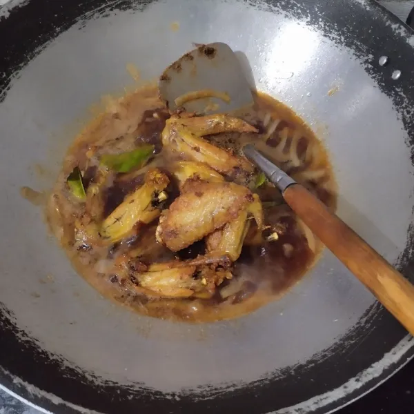 Masukkan sayap ayam, aduk rata.