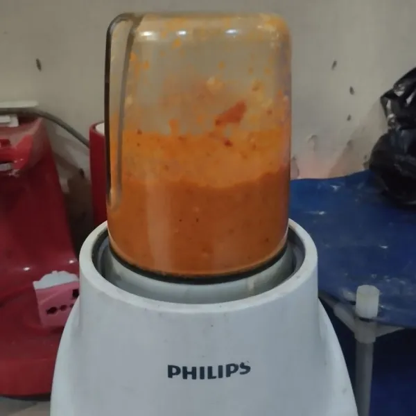 Blender semua bahan bumbu halus.