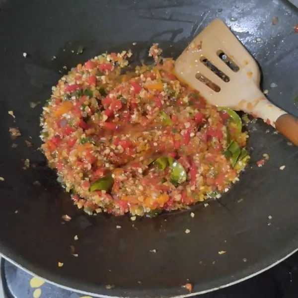 Masak selama 15 menit sambil diaduk sesekali hingga kadar air menyusut. Tes rasa.