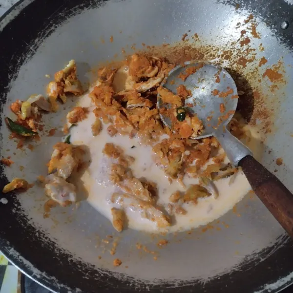 Tambahkan santan, garam dan gula pasir. Aduk merata.