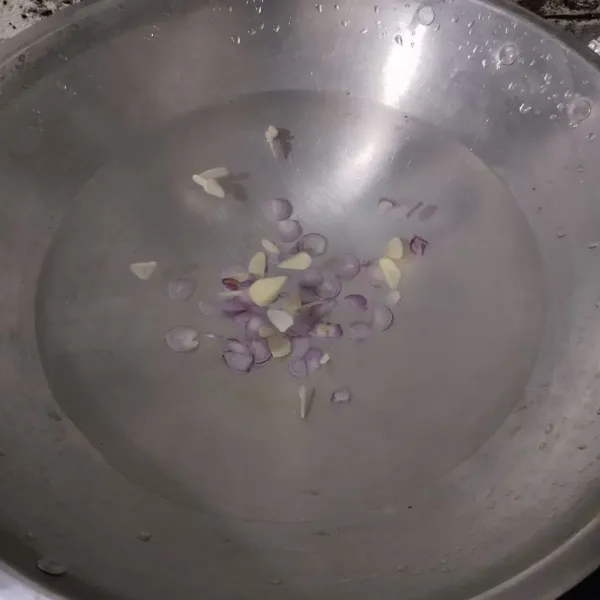 Didihkan air, bawang merah dan bawang putih.