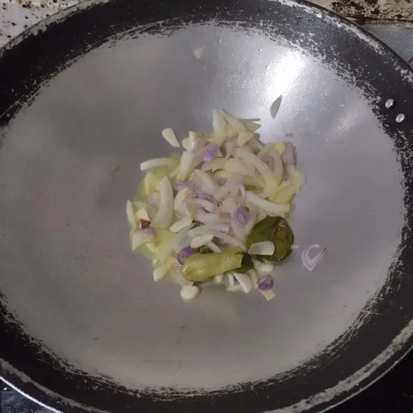 Tumis bawang merah, bawang putih, bawang bombay dan daun jeruk hingga harum.