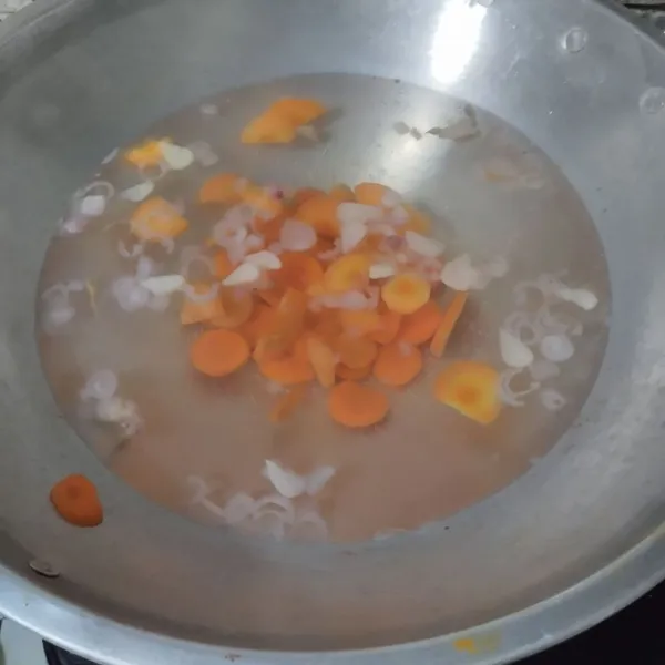 Masukkan wortel, masak hingga setengah empuk.