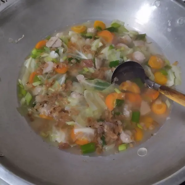 Taburi dengan bawang goreng, aduk rata.