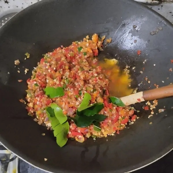 Masukkan blenderan sambal, tambahkan daun jeruk, garam dan gula pasir.
