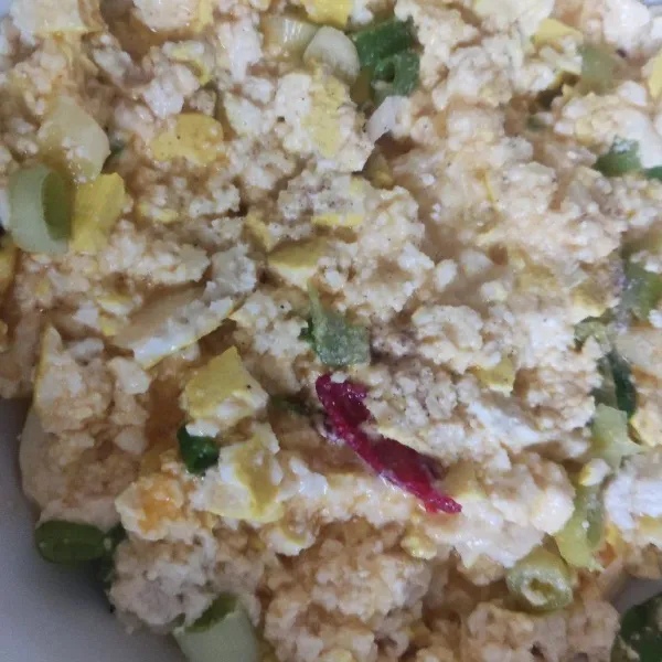 Tambahkan garam, lada, kaldu jamur. Aduk hingga merata.