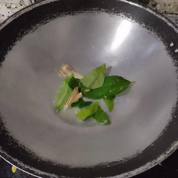 Tumis daun jeriuk,  daun salam dan jeruk selama 15 detik.
