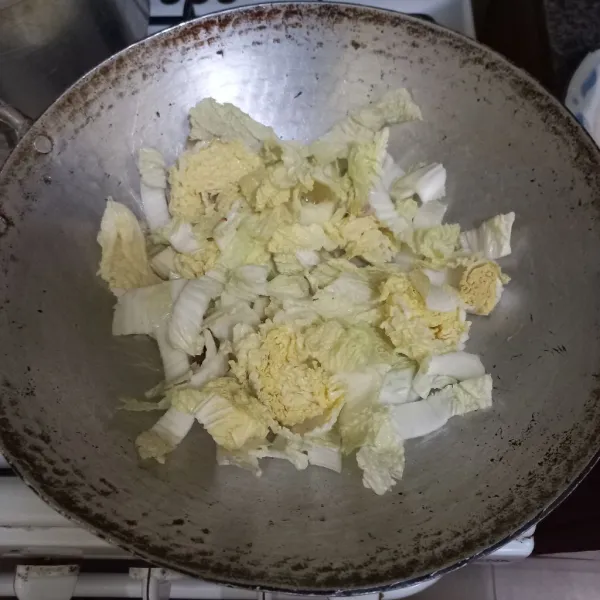 Masukan irisan sawi putih