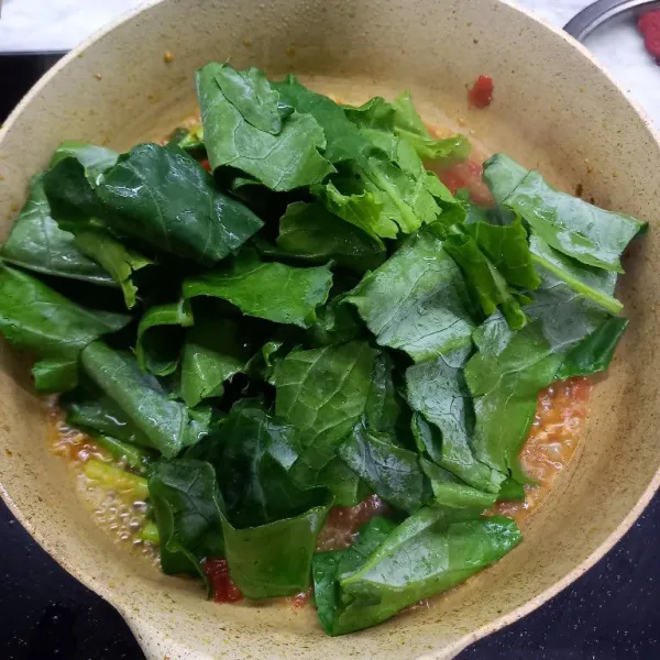 Masukkan daun kailan. Tambahkan garam, gula penyedap.