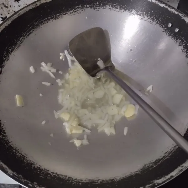 Tumis bawang putih dan bawang bombay hingga harum.