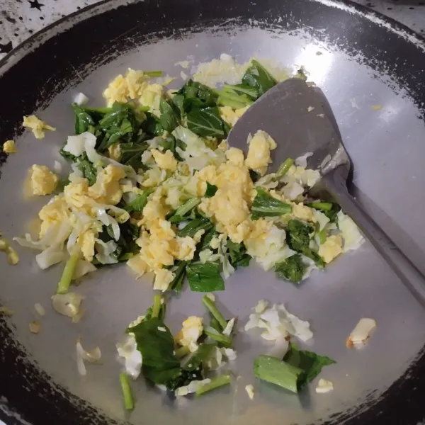 Tambahkan sayuran, aduk rata.