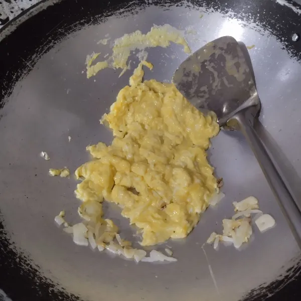 Tambahkan kocokan telur, buat orak-arik.