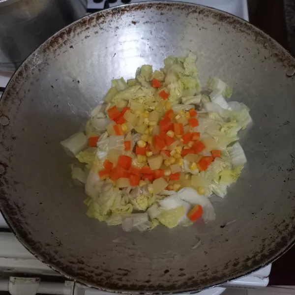 Masukan wortel, kentang dan jagung rebus