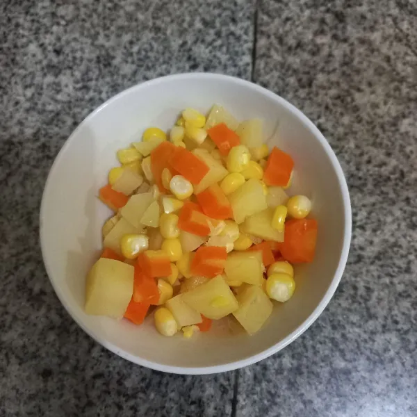 Siapkan wortel, jagung dan kentang rebus