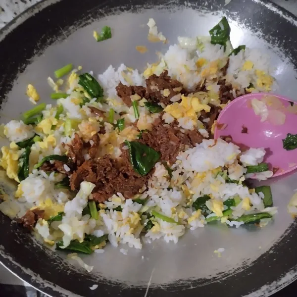 Tambahkan tuna kaleng, kaldu bubuk, lada bubuk dan garam.
