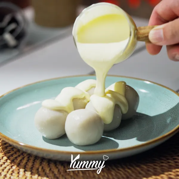 Tusuk dango yang sudah matang, celupkan dengan cream foam dan beri toping