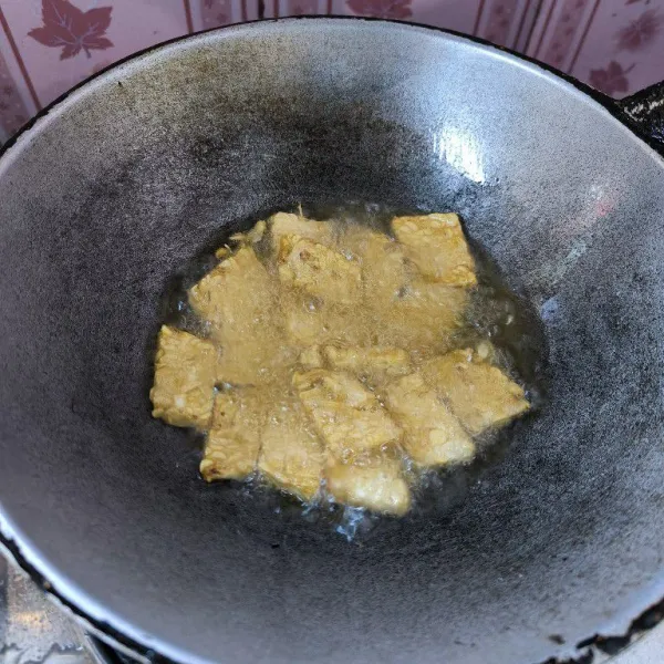 Potong-potong tempe kemudian goreng hingga kecoklatan, setelah itu angkat dan tiriskan.