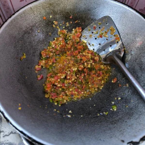 Tumis bumbu yang sudah di cooper tadi sampai harum dan matang.