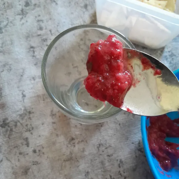 Masukan selai strawberry ke pinggiran gelas